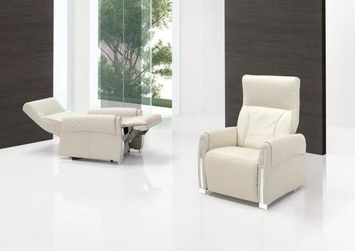 Fauteuil blanc original avec bandes métalliques