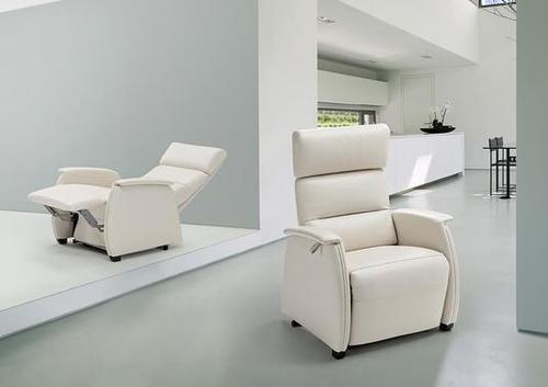 Fauteuil blanc aux lignes épurées