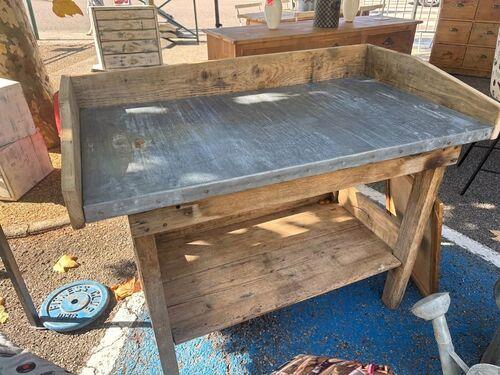 Table de rempotage en bois recyclé et plateau zinc