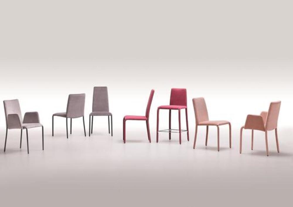Chaise à l'assise moelleuse et aux pieds et hauteurs variés