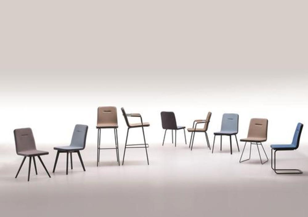 Chaise à assise et dossier larges et rembourrés avec de nombreuses déclinaisons