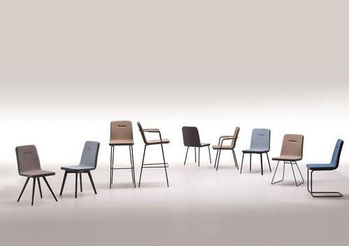 Chaise à assise et dossier larges et rembourrés avec de nombreuses déclinaisons