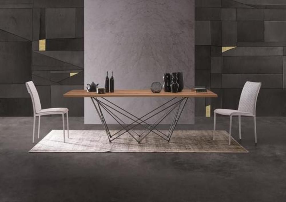 Table avec son plateau en bois aux pieds originaux en métal