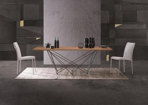 Table avec son plateau en bois aux pieds originaux en métal