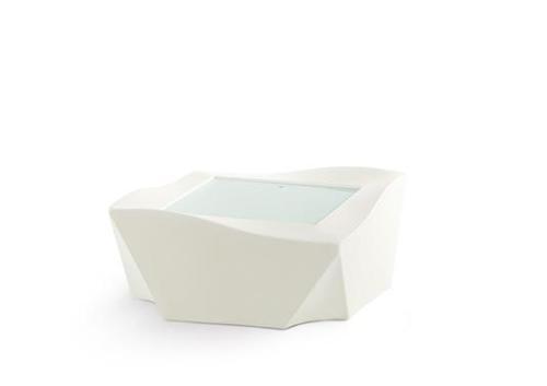 Table basse carrée aux courbes géométriques